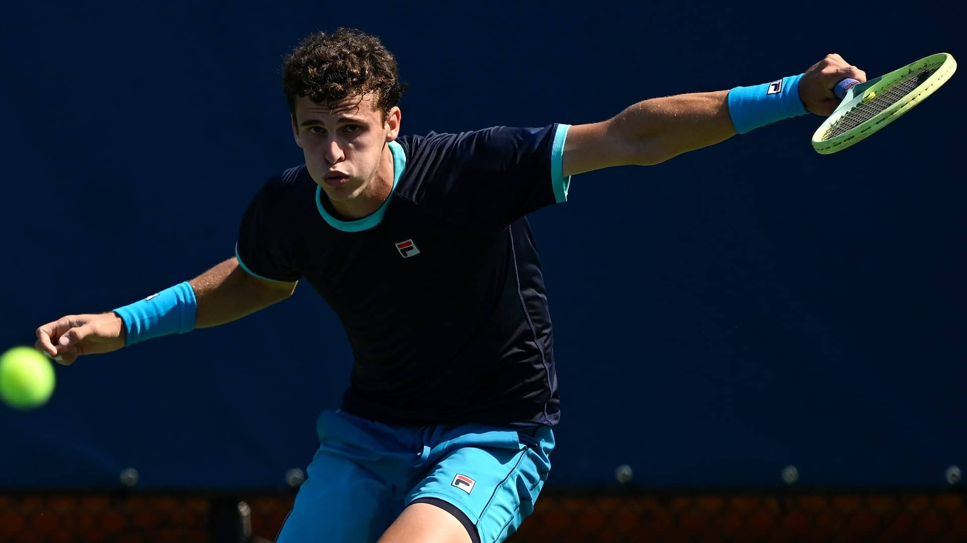 Juan Manuel Cerúndolo avanza en Winston-Salem tras vencer a Yannick Hanfmann en tres sets.