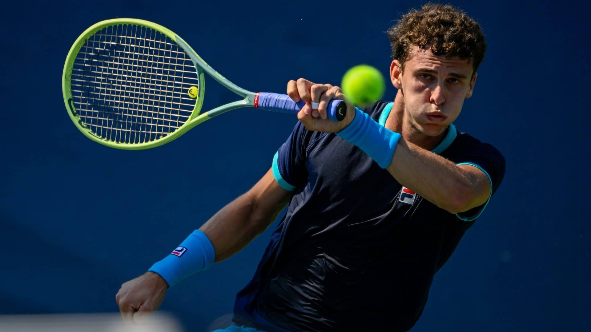 Juan Manuel Cerúndolo se recuperó tras perder los dos primeros sets antes de ganar en cinco ante Ivashka.