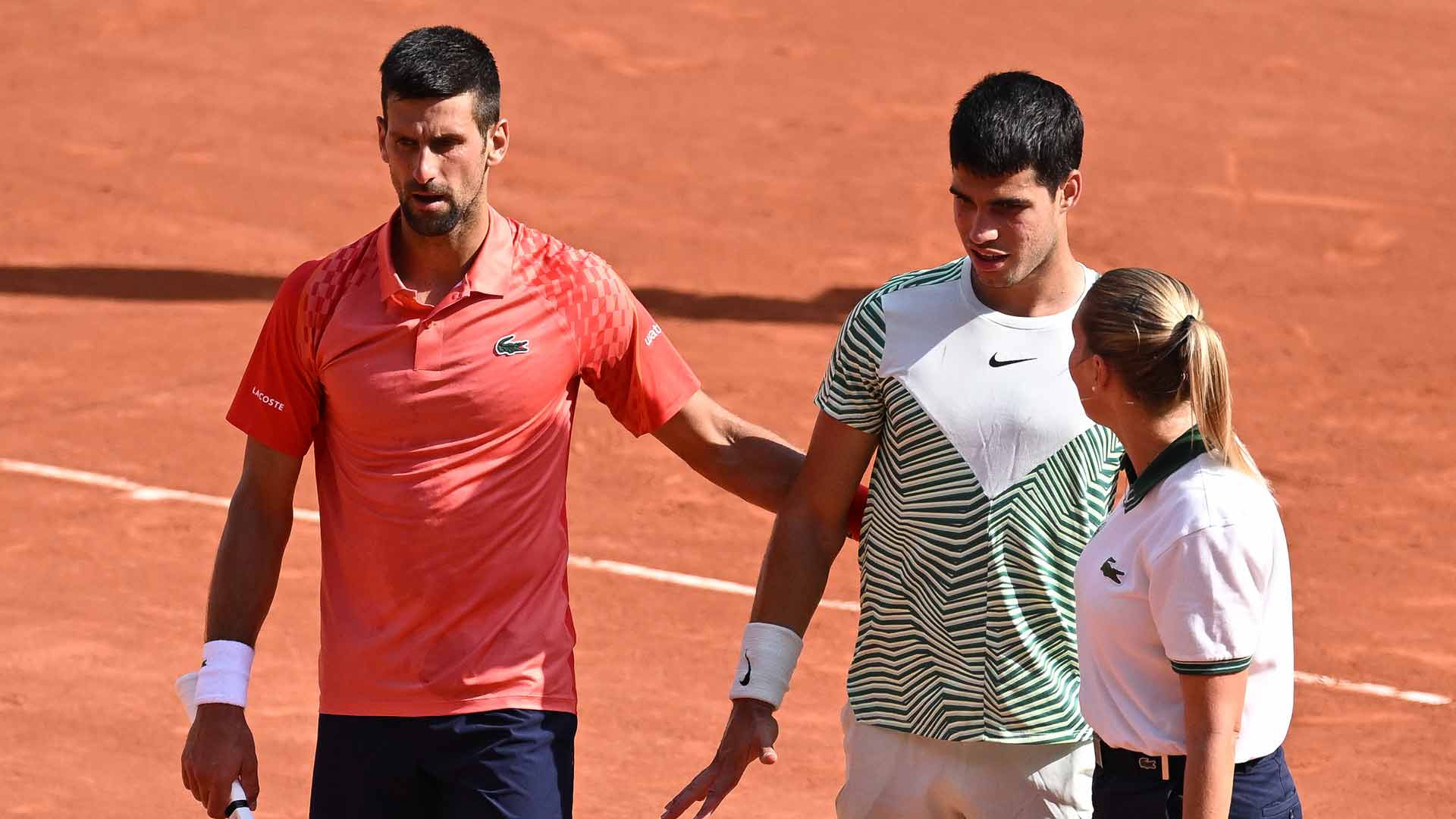 <a href='https://www.atptour.com/es/players/novak-djokovic/d643/overview'>Novak Djokovic</a> and <a href='https://www.atptour.com/es/players/carlos-alcaraz/a0e2/overview'>Carlos Alcaraz</a> during their 2023 <a href='https://www.atptour.com/es/tournaments/roland-garros/520/overview'>Roland Garros</a> semi-final