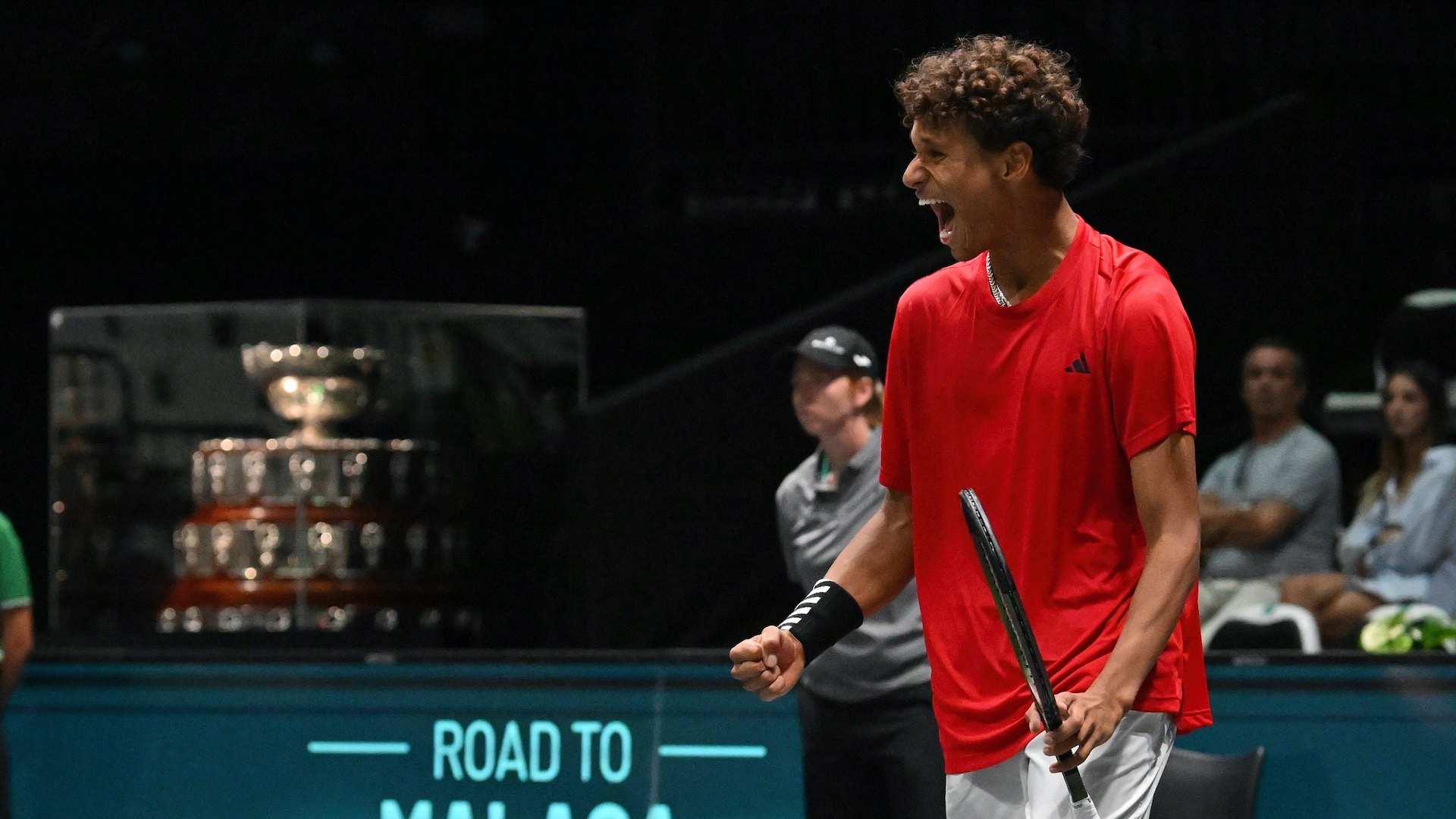 El canadiense Gabriel Diallo celebra su victoria ante el sueco Elias Ymer en Copa Davis.