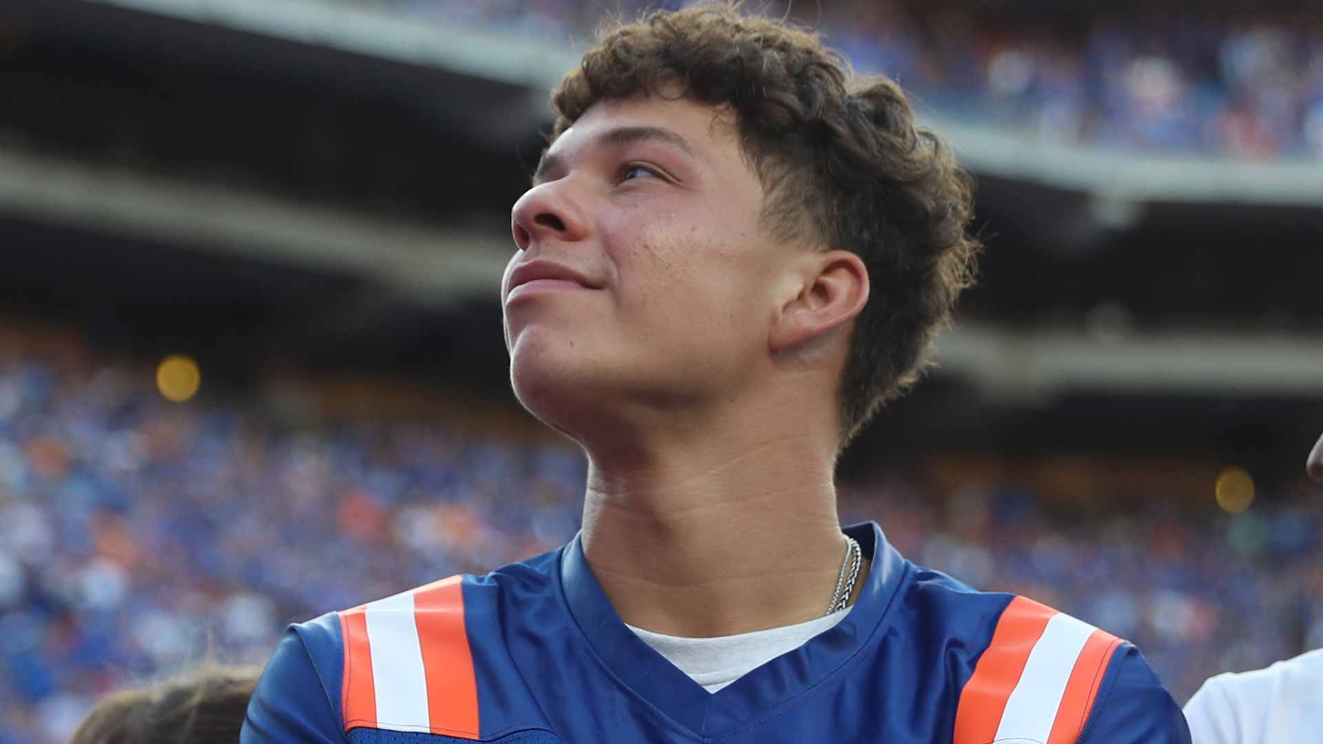 Ben Shelton observa durante el partido de fútbol de la Universidad de Florida contra la Universidad de Tennessee el sábado en el estadio Ben Hill Griffin.