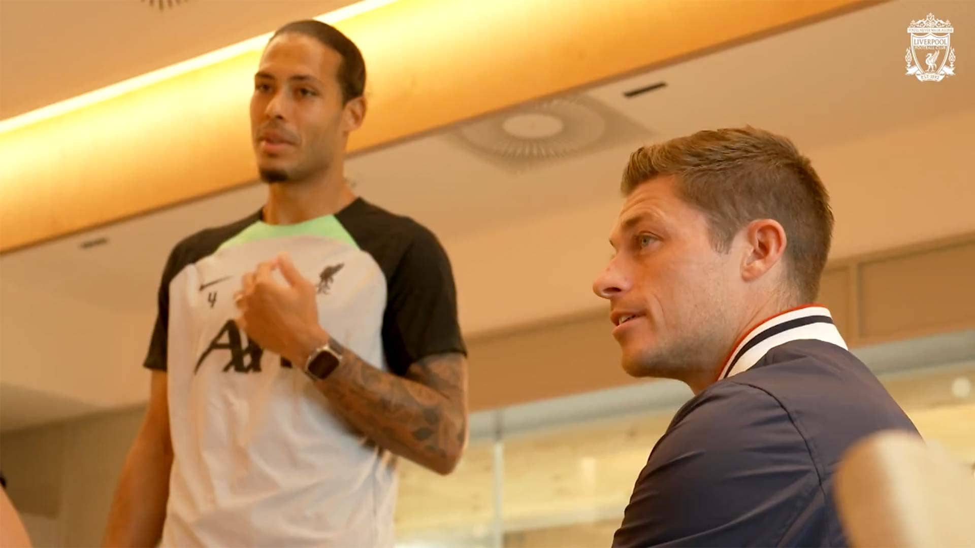 Neal Skupski y Virgil van Dijk en el AXA Training Centre.