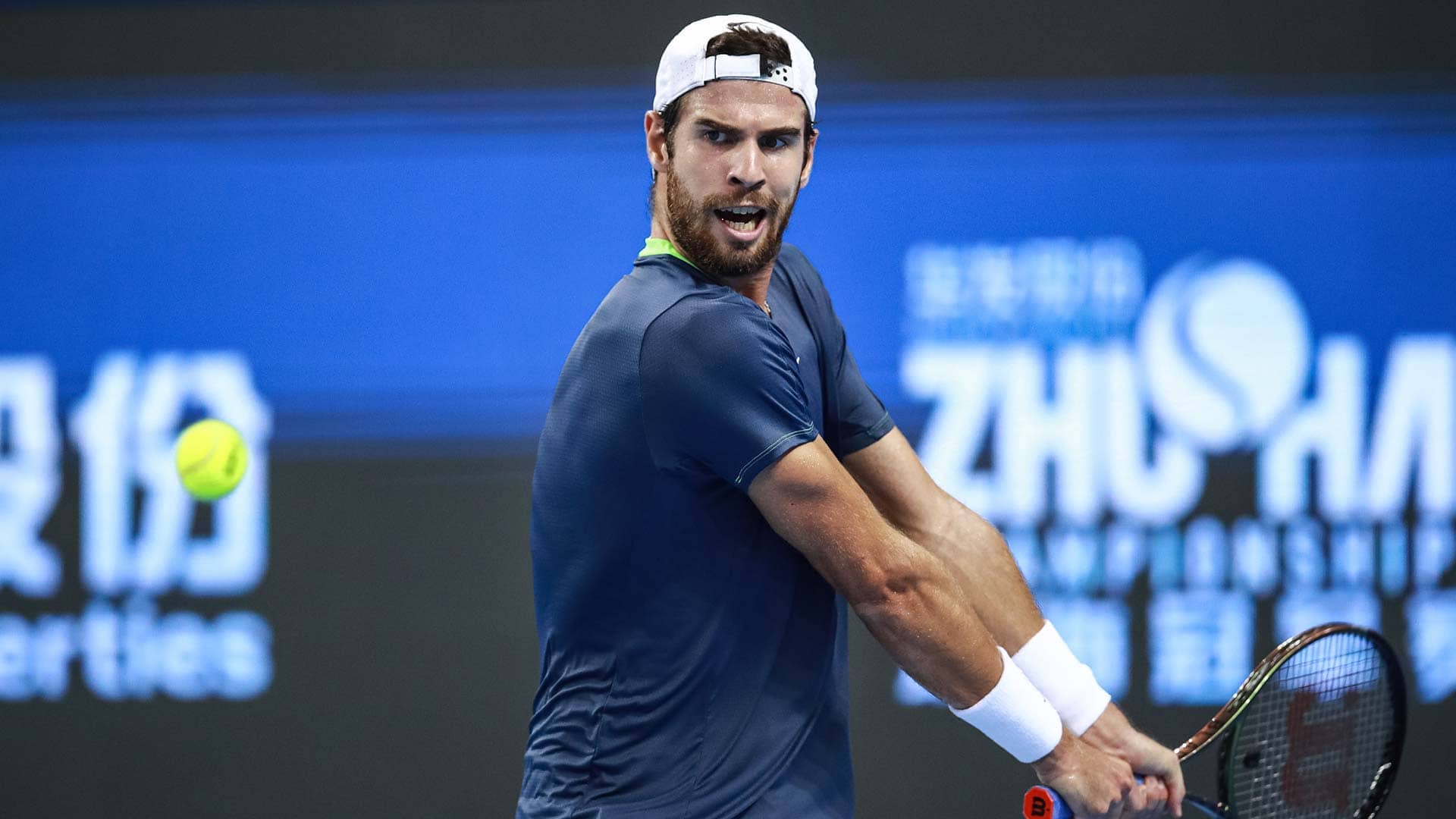 Karen Khachanov, durante su partido del viernes en Zhuhai.