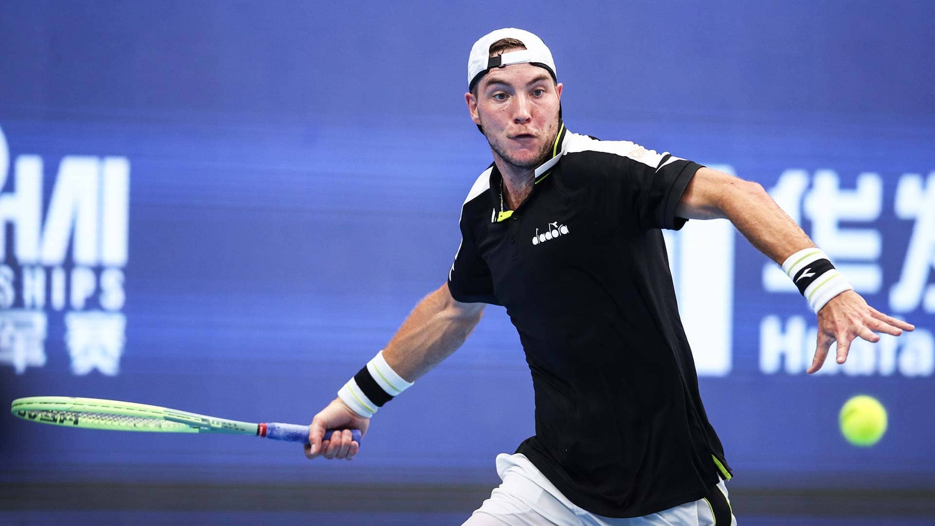 Jan-Lennard Struff in action in Zhuhai.