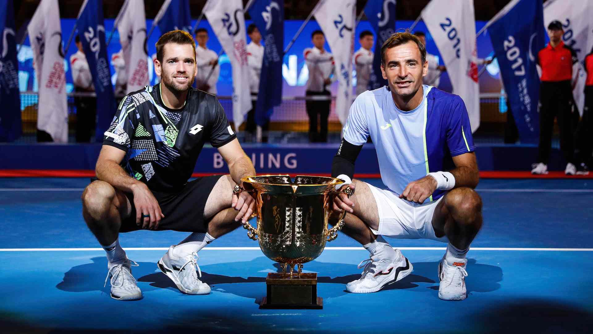 Ivan Dodig y Austin Krajicek posan con el trofeo de campeones del China Open 2023 en Pekín.