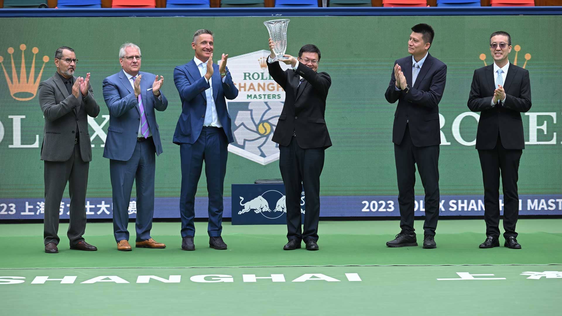 Mr. Wang Ping, Deputy Secretary of Municipal People's Government, accepts a special crystal trophy from ATP Chairman Andrea Gaudenzi to mark 25 years of professional tennis in Shanghai.