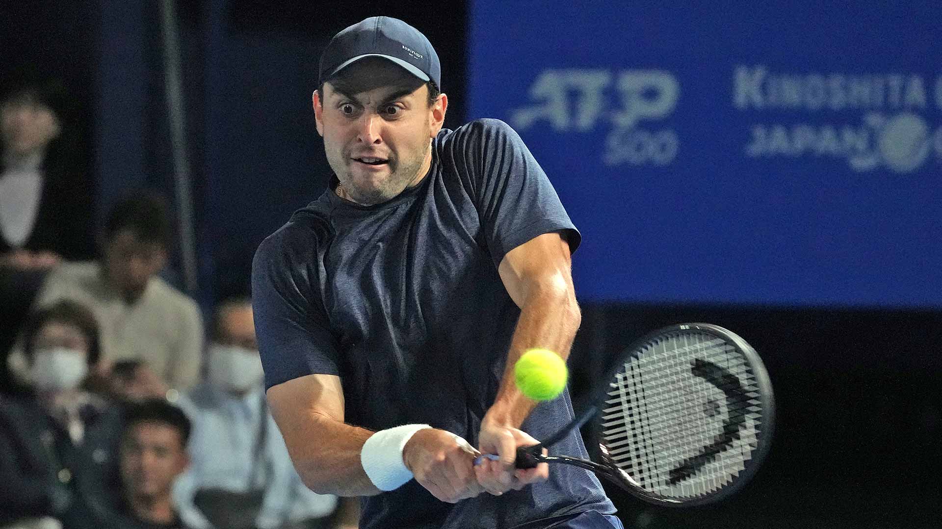 Aslan Karatsev salvó cinco puntos de break para vencer a Álex de Miñaur el viernes en Tokio.