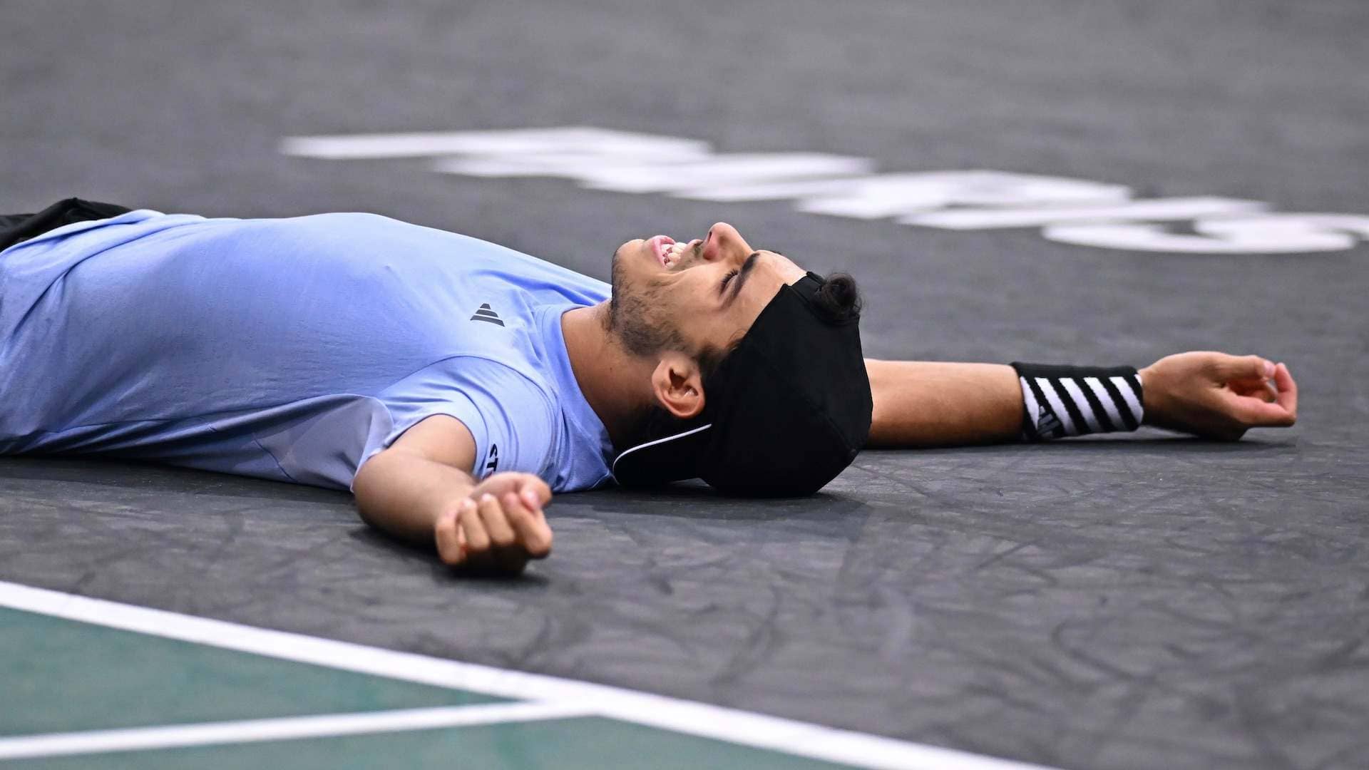 Francisco Cerúndolo celebra su victoria ante Gael Monfils en la primera ronda del Rolex Paris Masters 2023.
