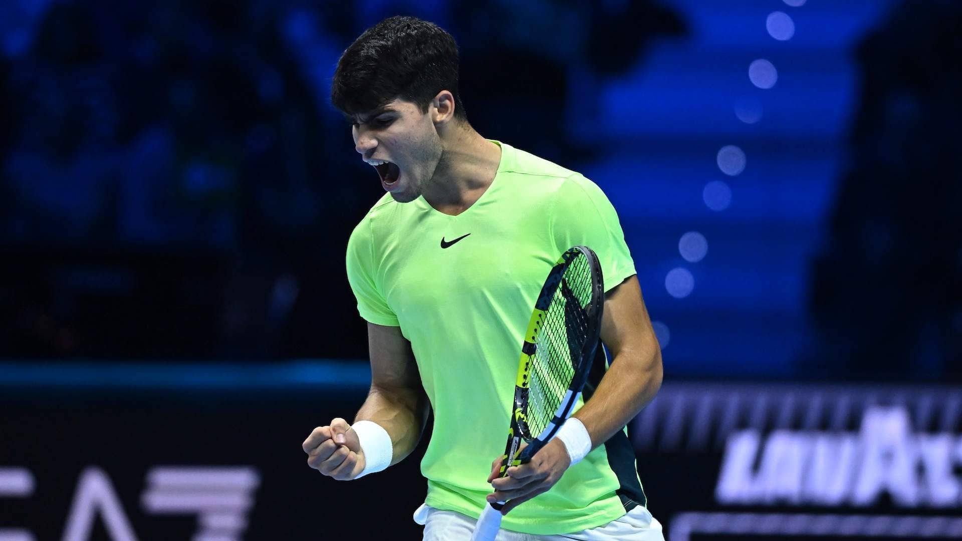 Carlos Alcaraz celebra un punto ante Alexander Zverev en las Nitto ATP Finals 2023.