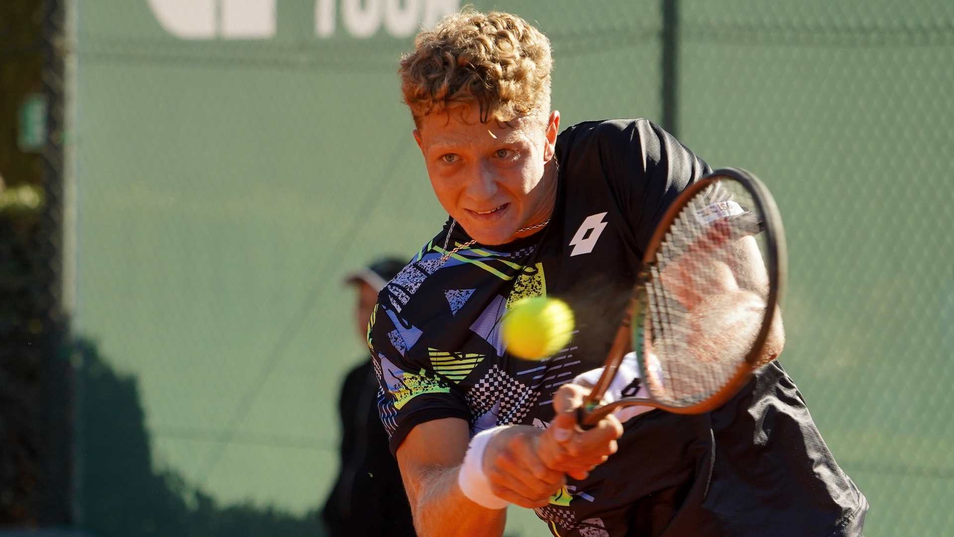 Martín Landaluce conecta un revés en el evento ATP Challenger Tour de Valencia.