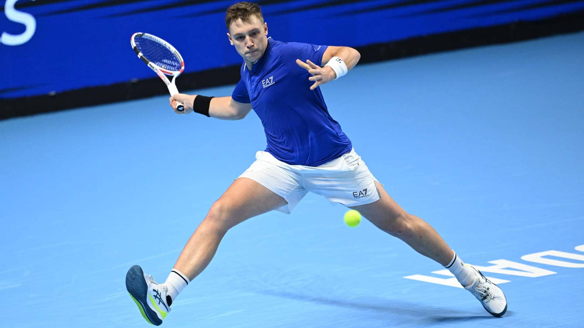 Hamad Medjedovic consigue 18 aces para derrotar a Abdullah Shelbayh en Jeddah.