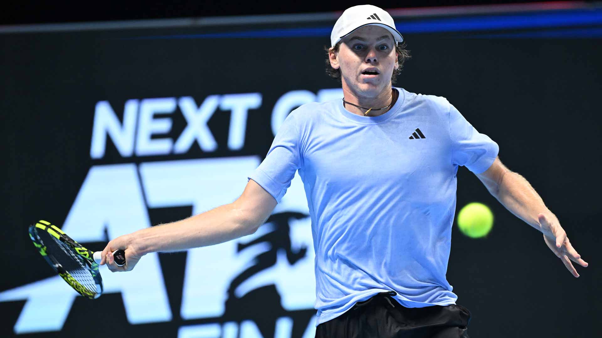 <a href='https://www.atptour.com/es/players/alex-michelsen/m0qi/overview'>Alex Michelsen</a> at the Next Gen ATP Finals presented by NEOM.