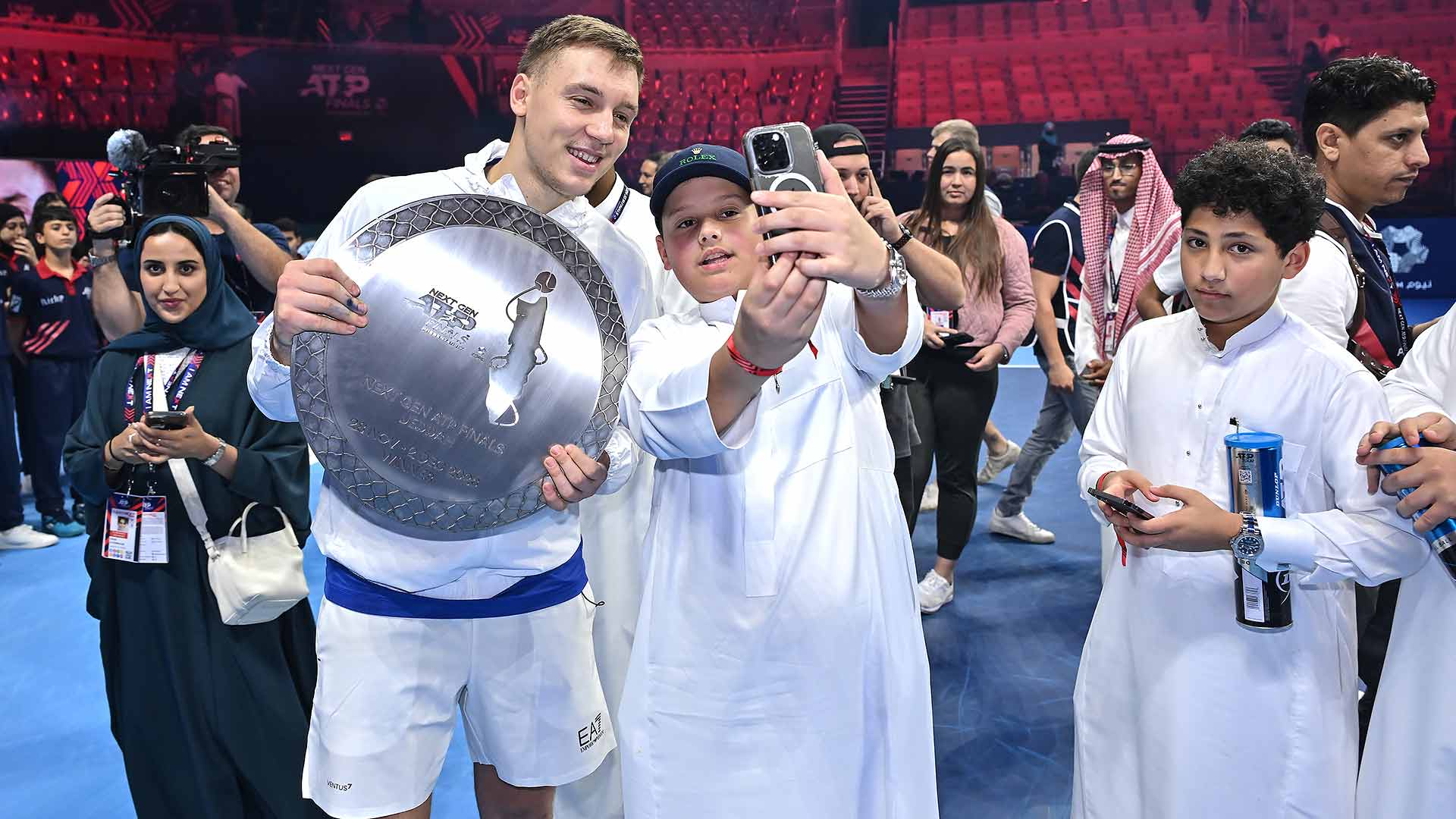 <a href='https://www.atptour.com/en/players/hamad-medjedovic/m0jf/overview'>Hamad Medjedovic</a> celebrates his Next Gen ATP Finals title with Jeddah fans.