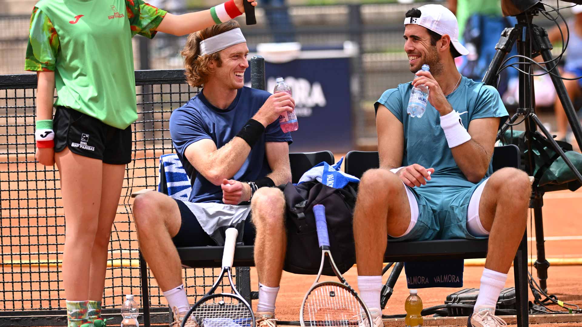 <a href='https://www.atptour.com/es/players/andrey-rublev/re44/overview'>Andrey Rublev</a> and <a href='https://www.atptour.com/es/players/karen-khachanov/ke29/overview'>Karen Khachanov</a> share a laugh at the ATP Masters 1000 event in Rome.