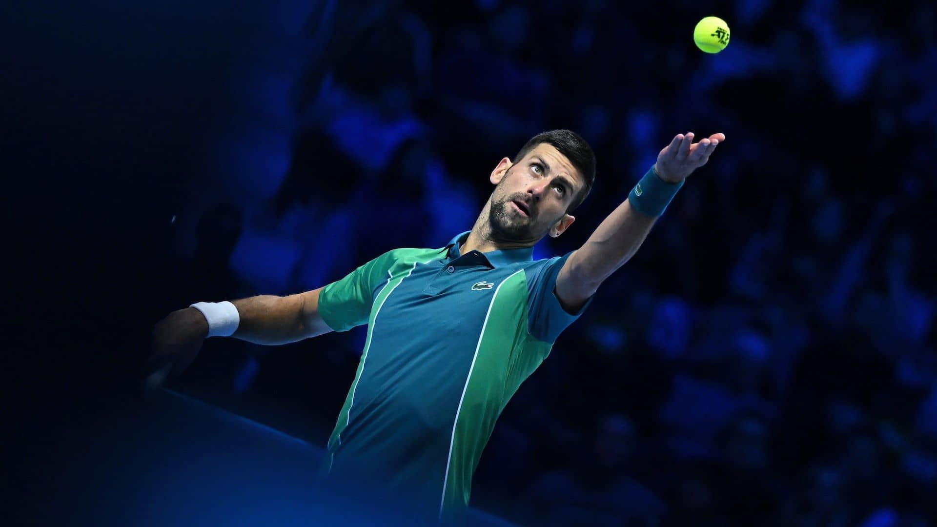 Novak Djokovic ejecuta un servicio durante las Nitto ATP Finals 2023 en Turín.