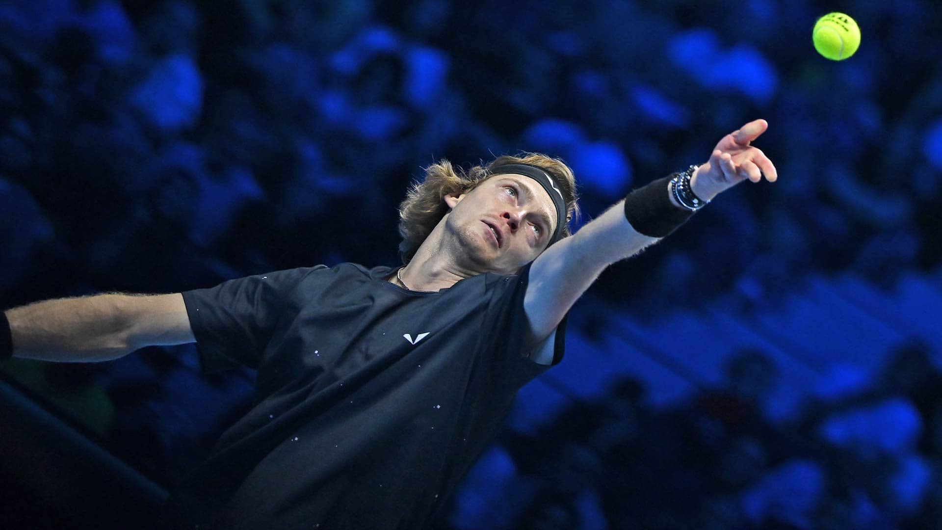Andrey Rublev en acción en las Nitto ATP Finals 2023.