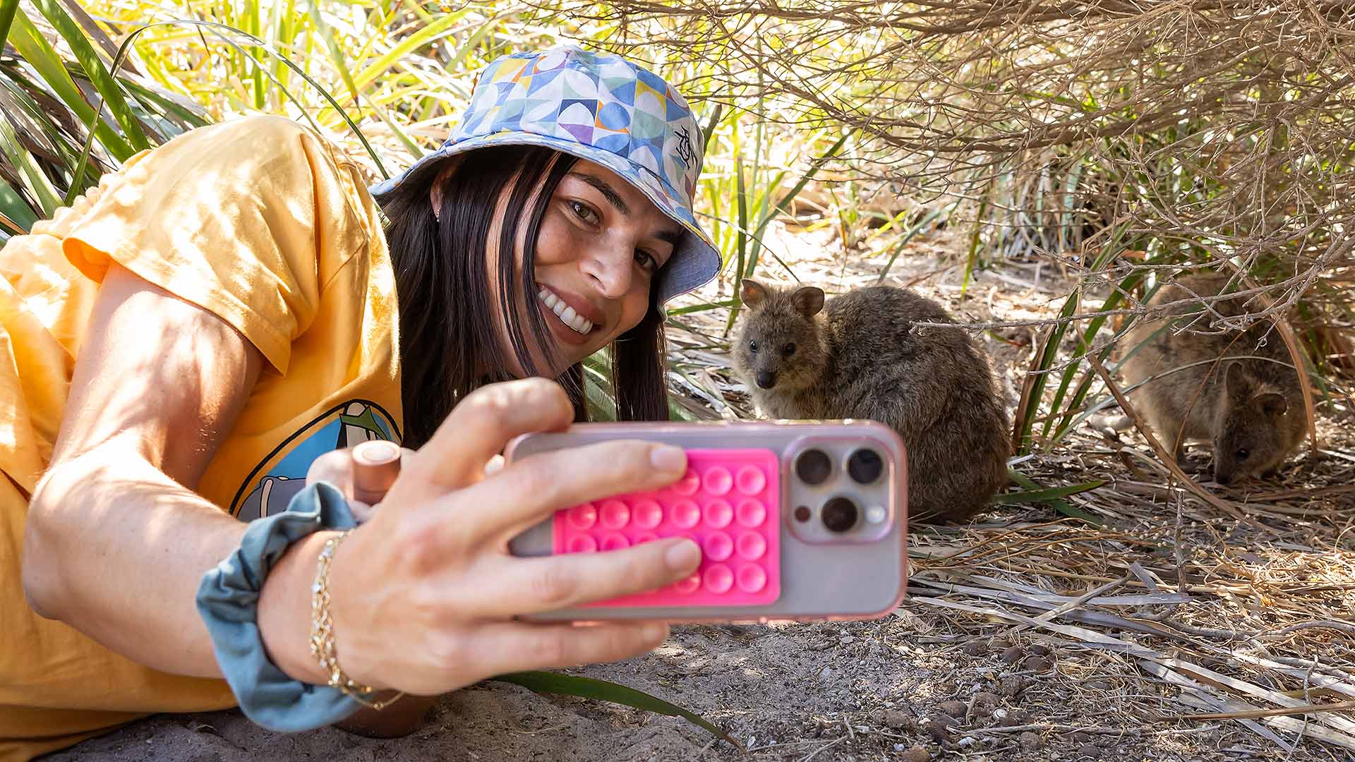 La australiana Ajla Tomlajovic se hace una fotografía con un quokka antes de competir en la United Cup 2024.