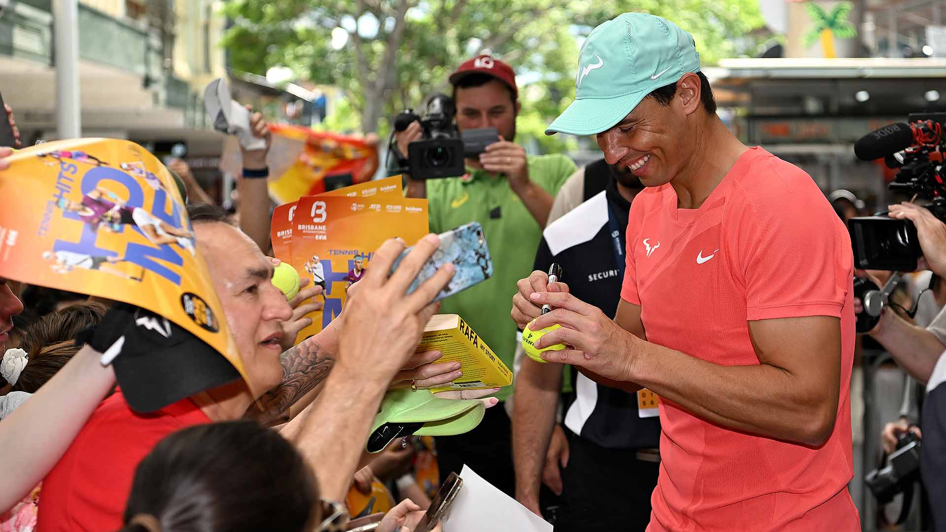 Rafael Nadal saluda a los aficionados en el Queen Street Mall de Brisbane.