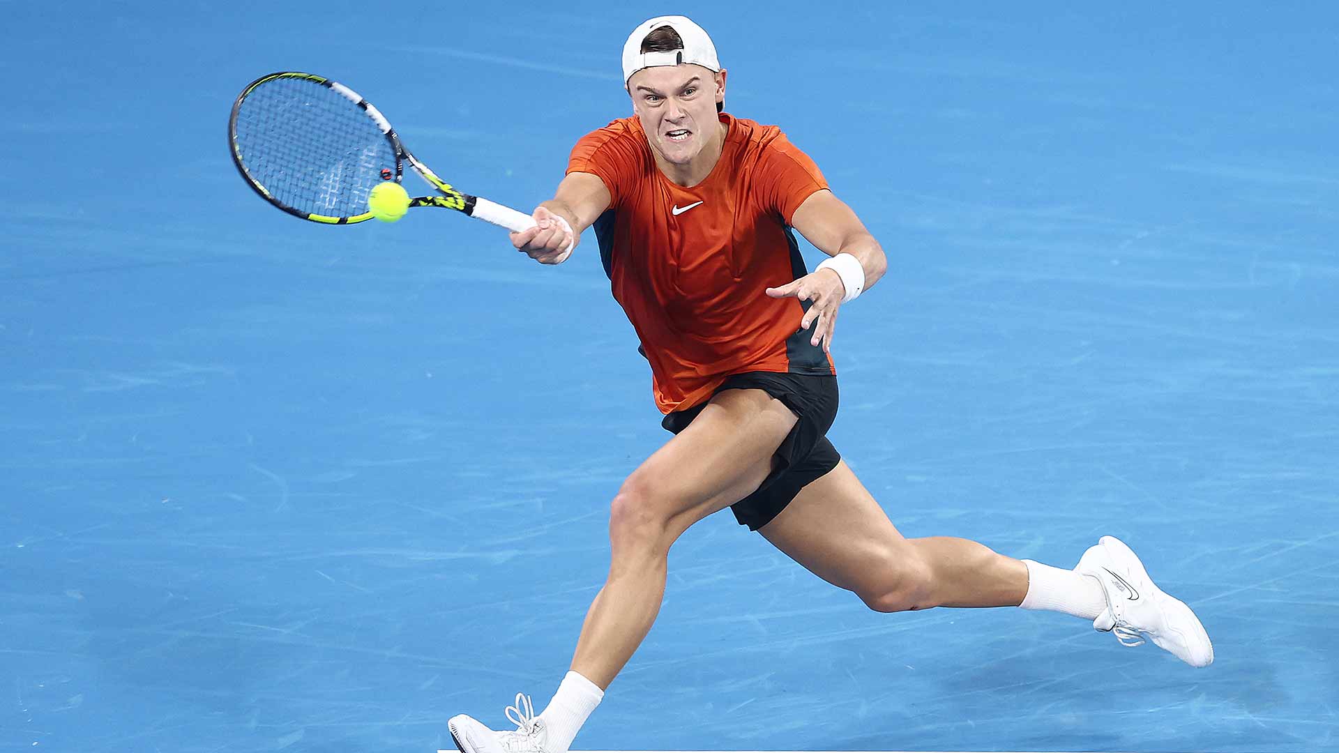 Holger Rune se repuso ante Max Purcell para firmar su primera victoria del año en Brisbane.