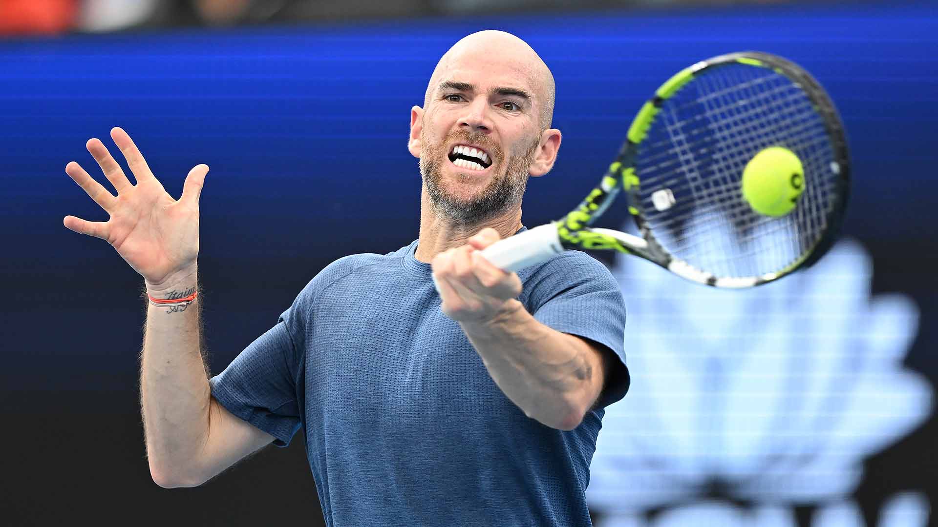 Adrian Mannarino en acción en Sídney el miércoles.