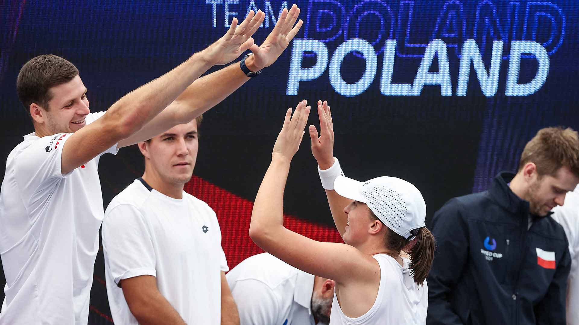 Hubert Hurkacz e Iga Swiatek celebran el pase de Polonia a la final de la United Cup.