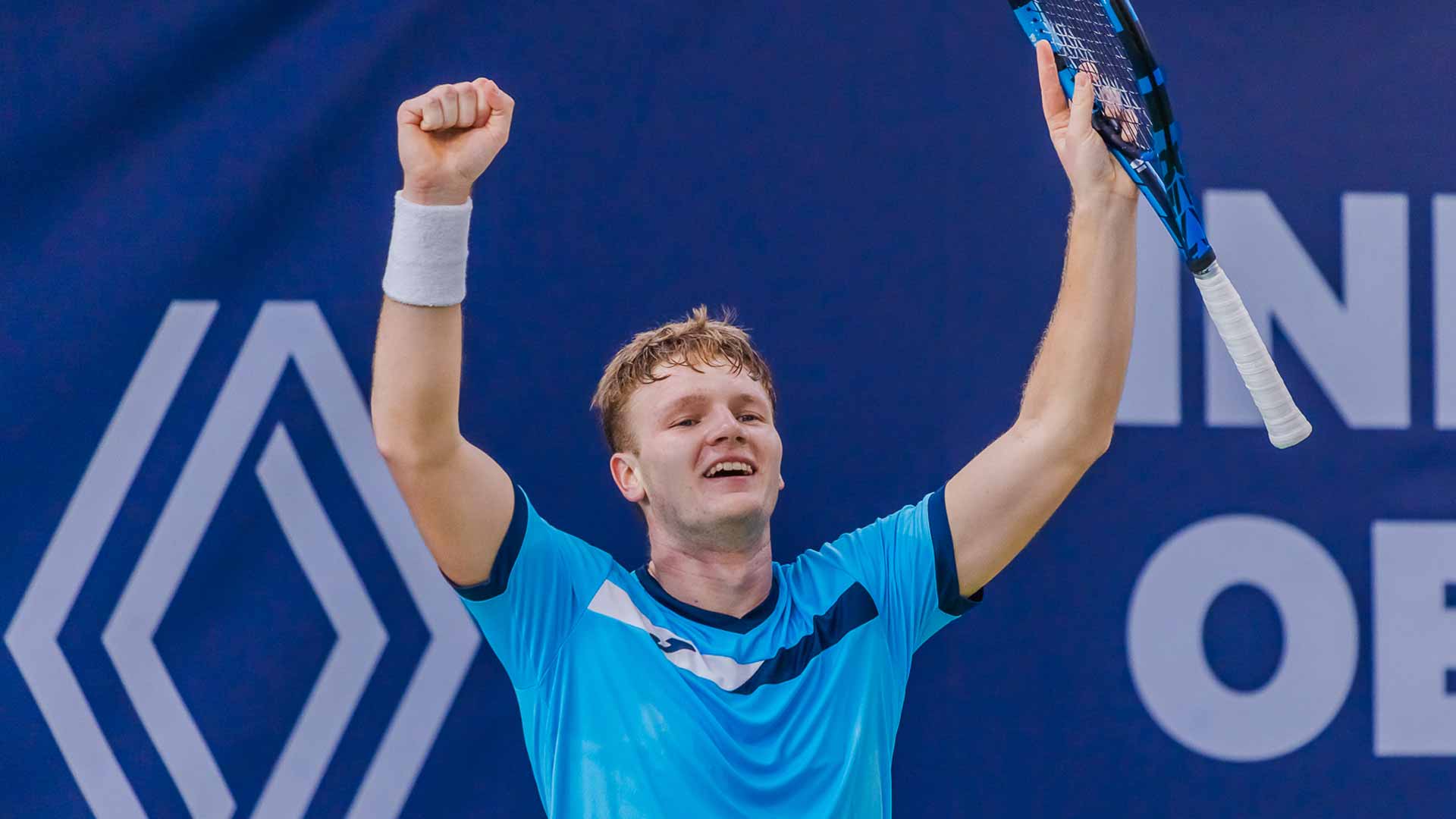 Maks Kasnikowski wins his maiden ATP Challenger Tour in Oeiras, Portugal.