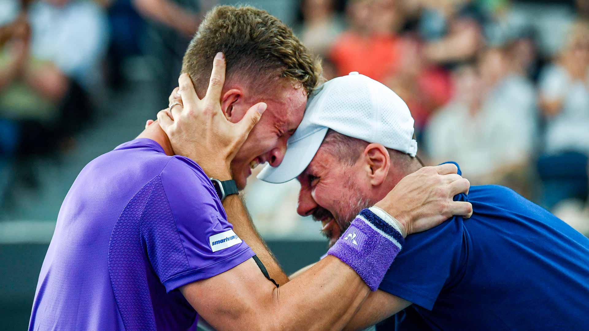 Jiri Lehecka celebra la victoria en el Adelaide International con su entrenador Michal Navratil.