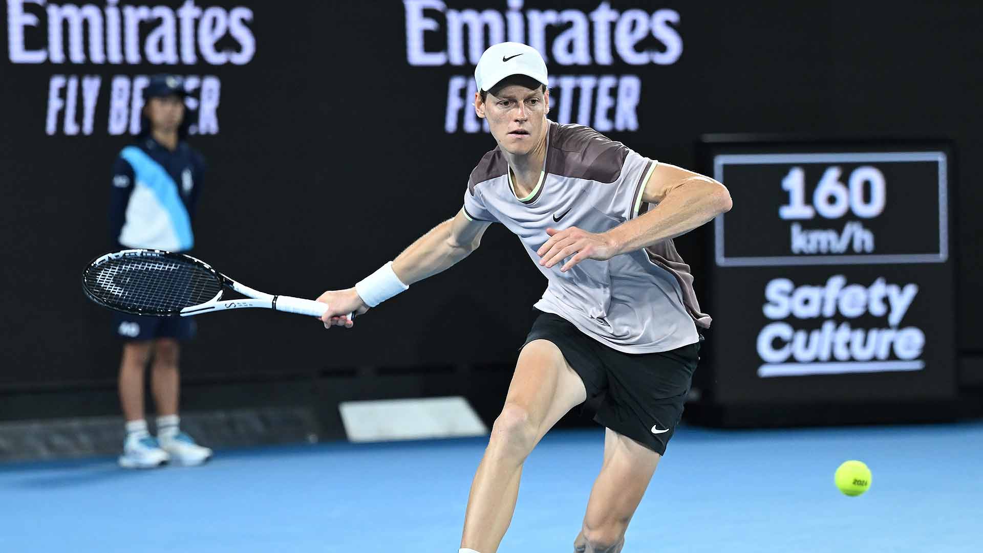 Jannik Sinner pierde sólo seis juegos en su victoria de segunda ronda en el Abierto de Australia el miércoles.