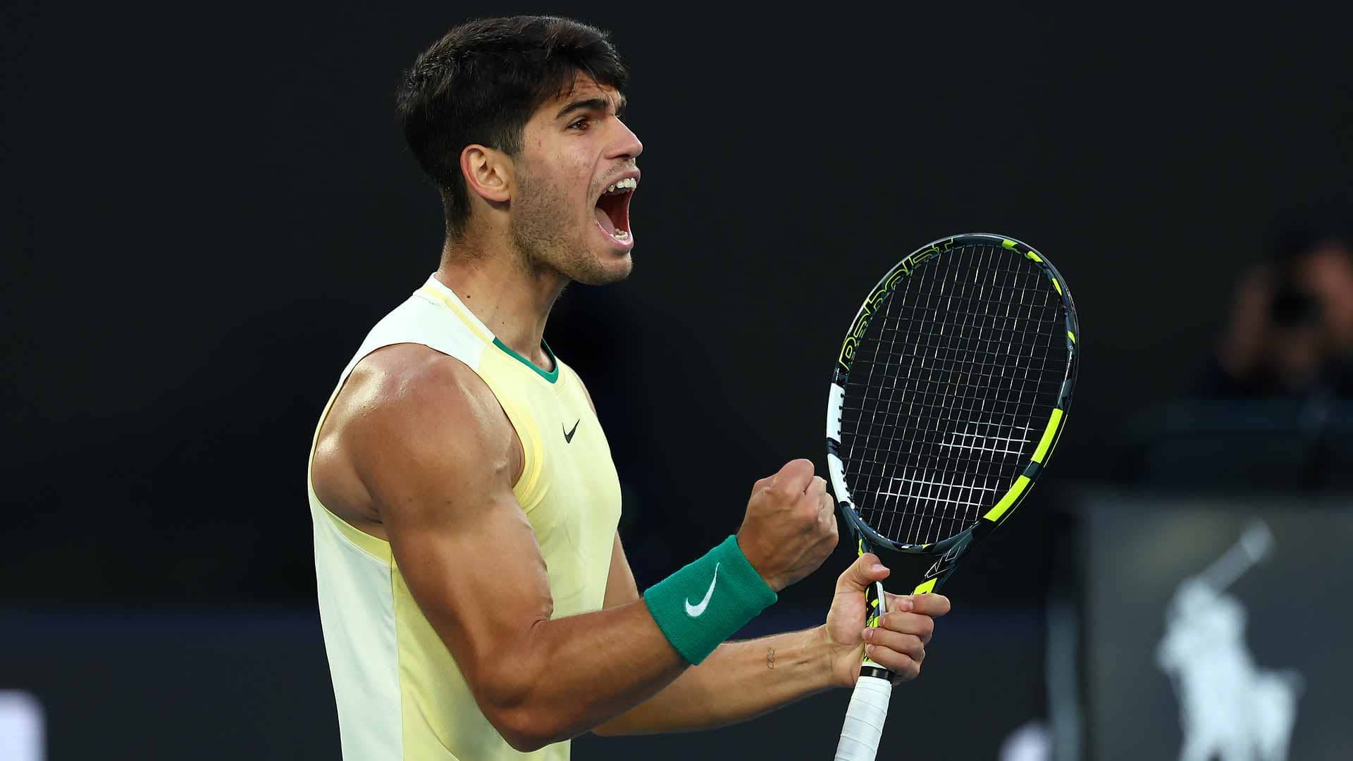 Carlos Alcaraz celebra un punto durante su partido ante Miomir Kecmanovic en el Abierto de Australia.