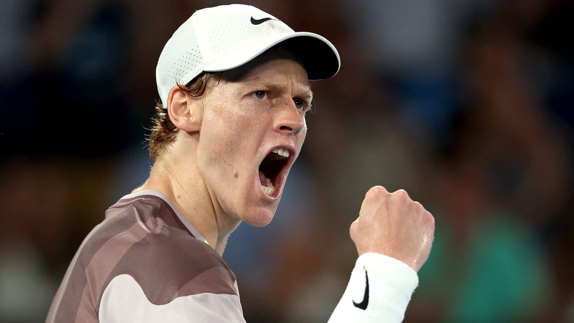 Jannik Sinner llega a su primer semifinal del Abierto de Australia y se medirá ante Djokovic.