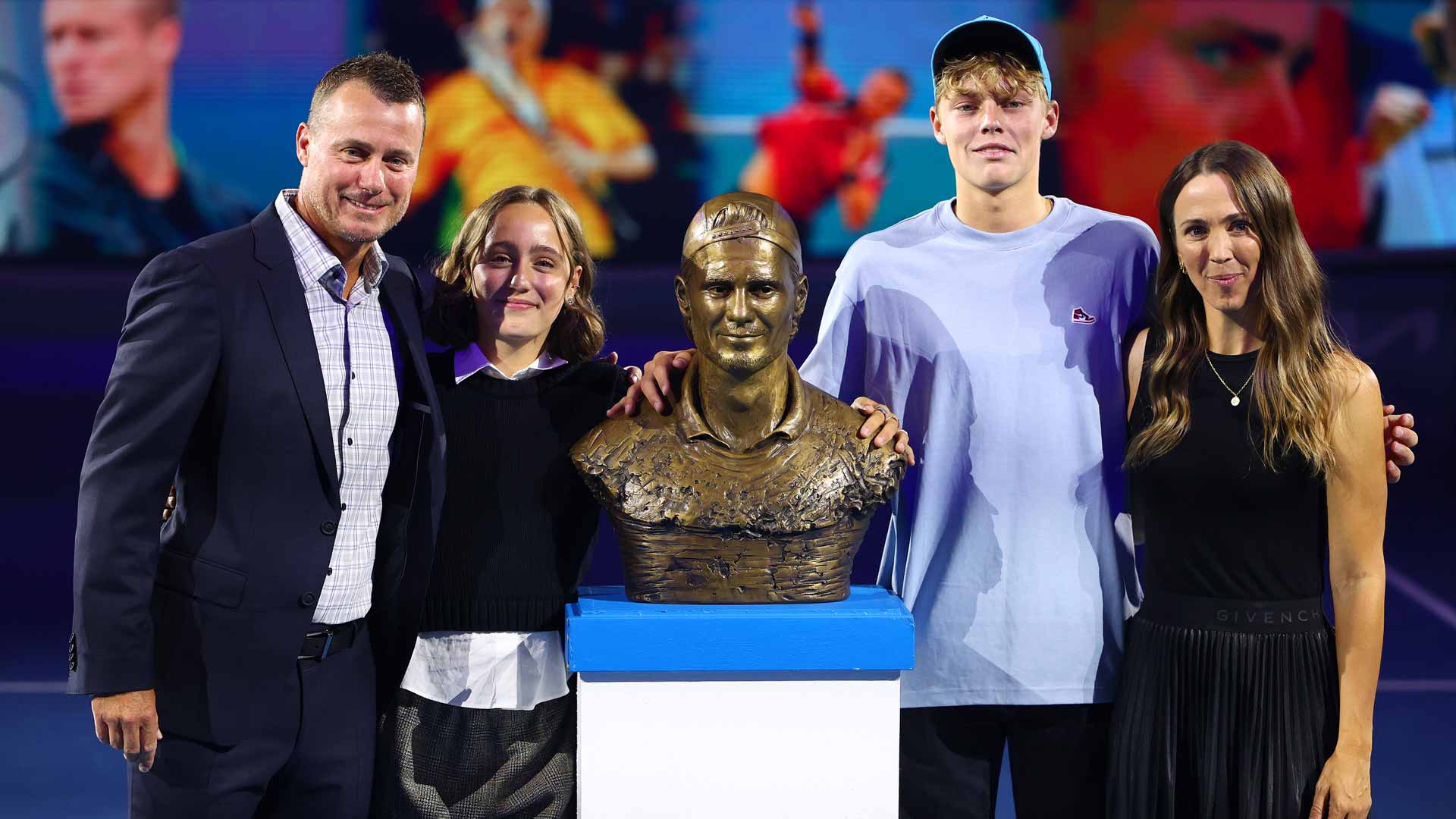 Lleyton, Ava, Cruz y Bec Hewitt posan con la estatua de bronce del antiguo No. 1 del mundo.
