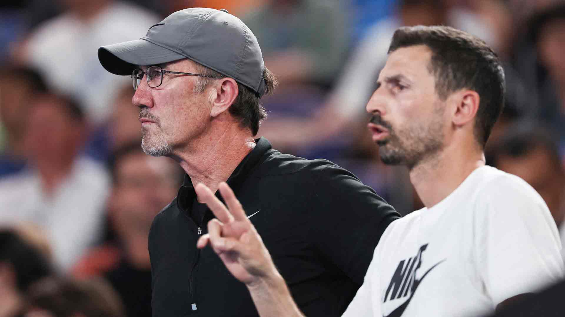 Darren Cahill y Simone Vagnozzi durante un partido de Jannik Sinner en Melbourne Park.
