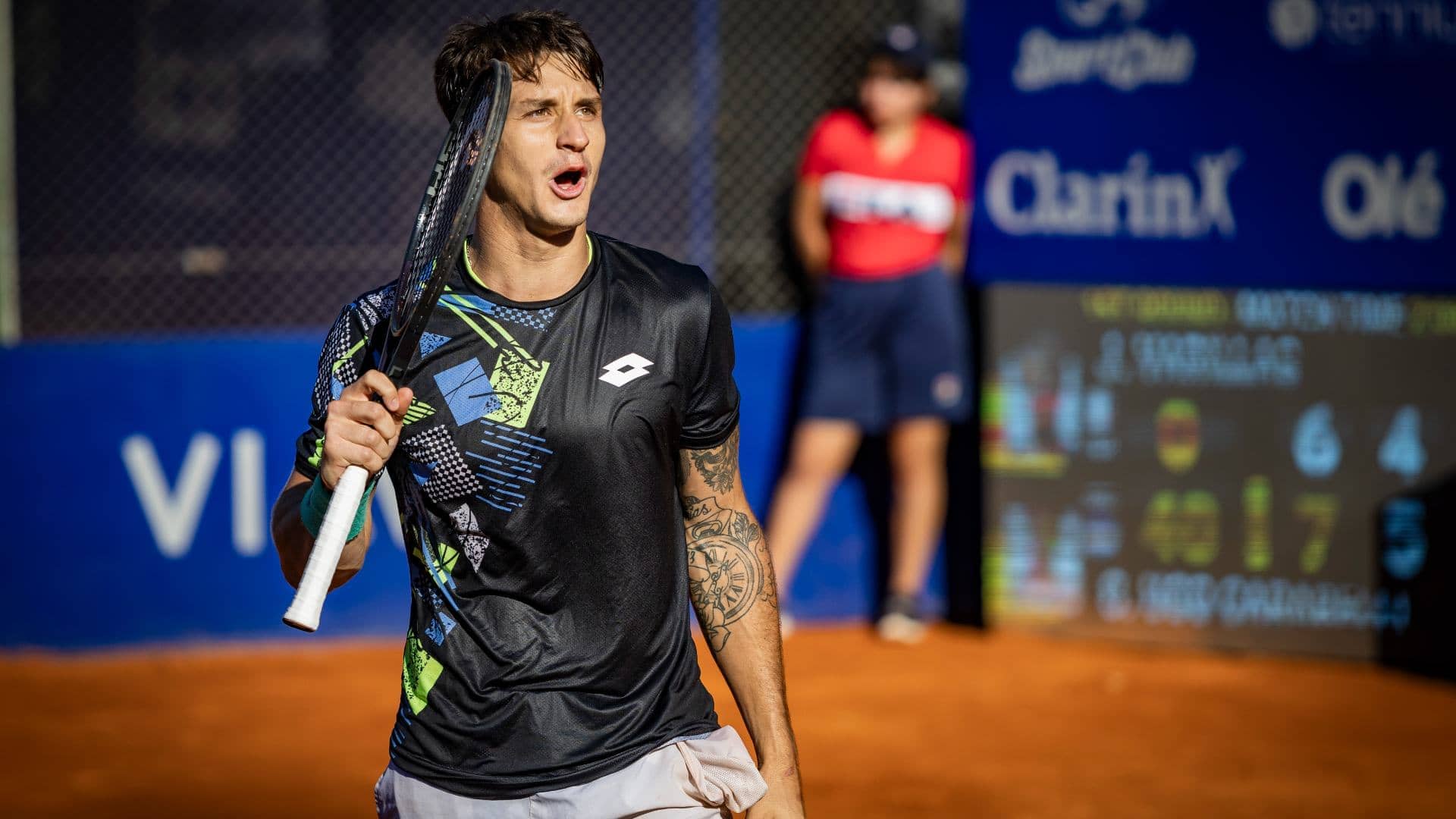 Camilo Ugo Carabrelli avanzó en Buenos Aires, un torneo que queda a cinco cuadreas de su casa.
