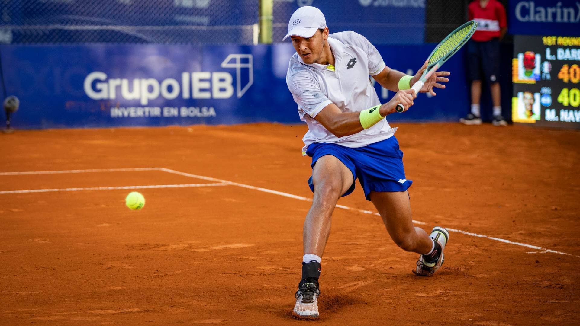 Luciano Darderi lleva ocho partidos ganados seguidos y se medirá ante Báez en Buenos Aires.