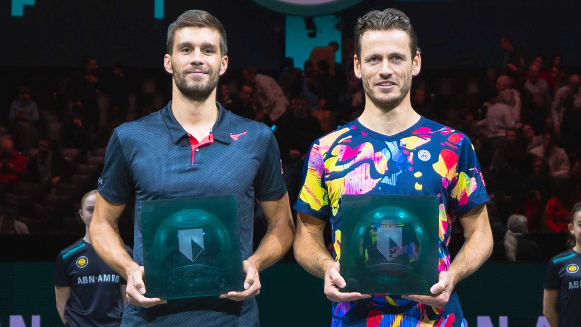 Nikola Mektic y Wesley Koolhof levantan el trofeo en Róterdam.