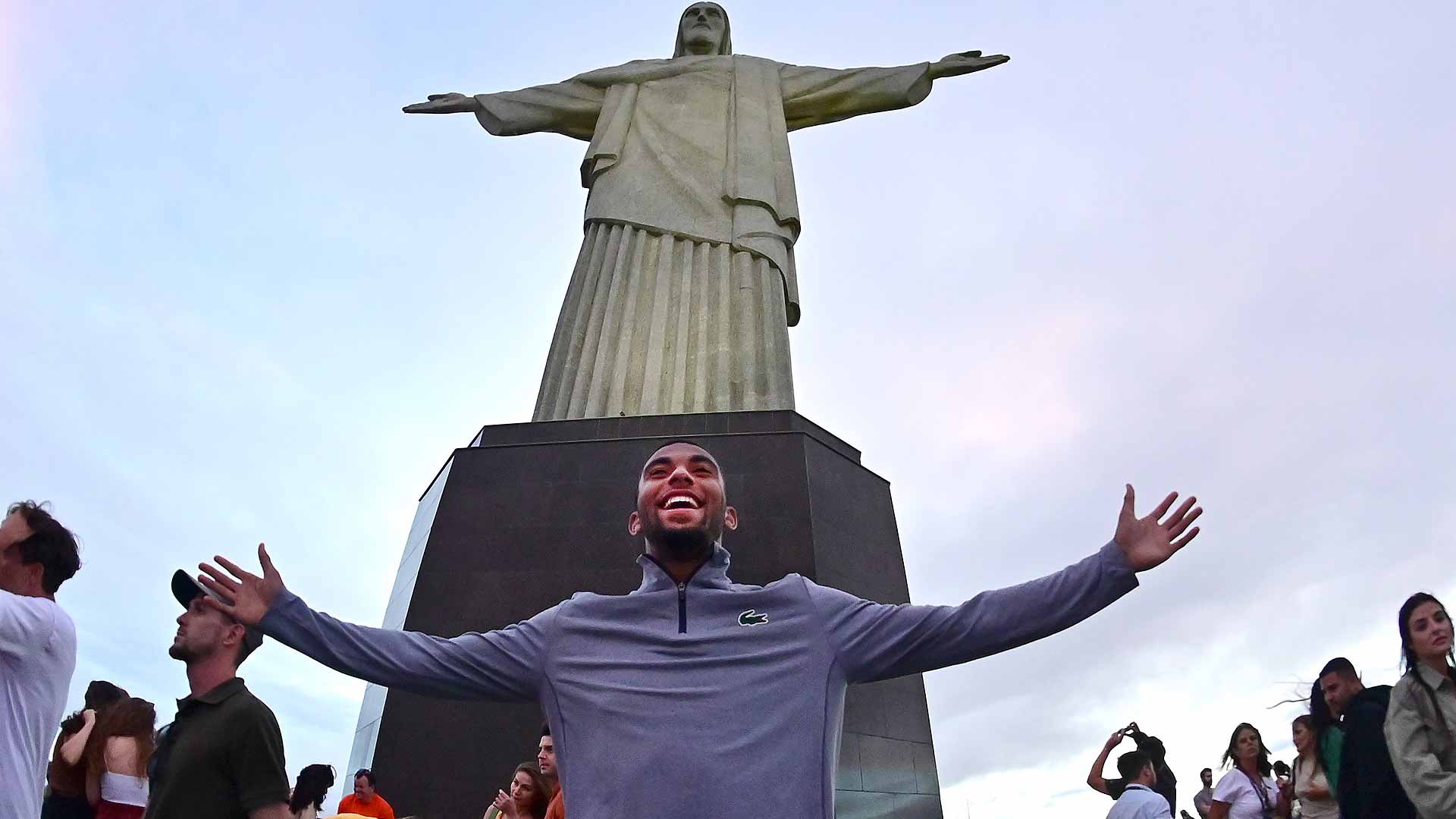 Arthur Fils visita al Cristo Redentor en Río de Janeiro.