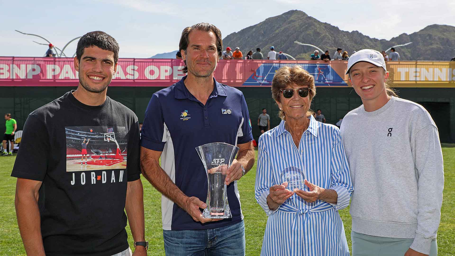 Carlos Alcaraz, Tommy Haas, Peggy Michel and Iga Swiatek with the awards on Saturday in Indian Wells.