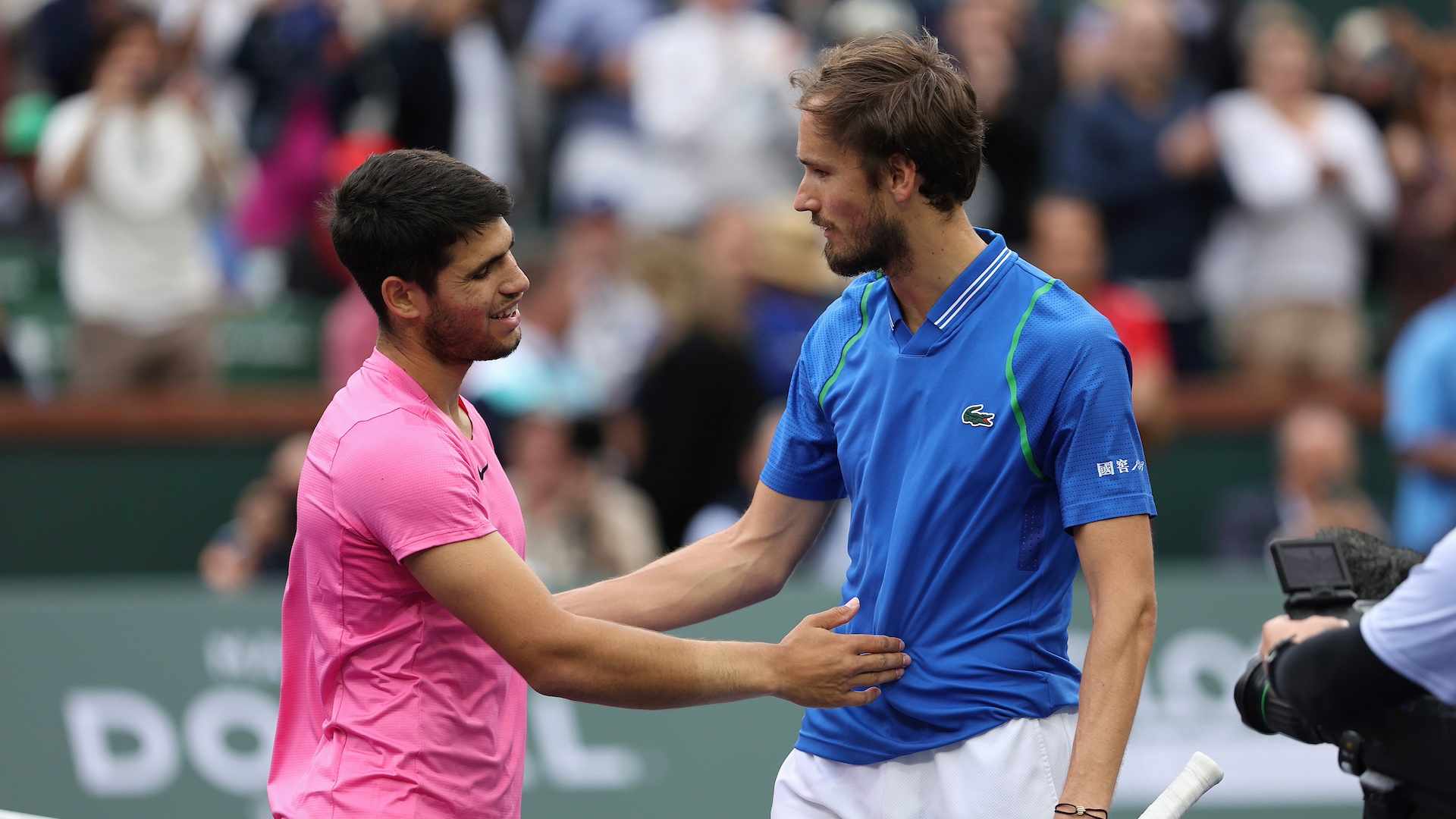 Carlos Alcaraz y Daniil Medvedev se saludan tras disputar la final del BNP Paribas Open 2023.