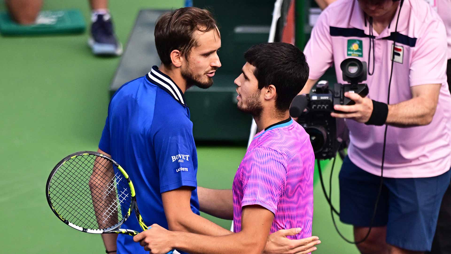 Daniil Medvedev y Carlos Alcaraz se saludan tras la final del BNP Paribas Open 2024 en Indian Wells.