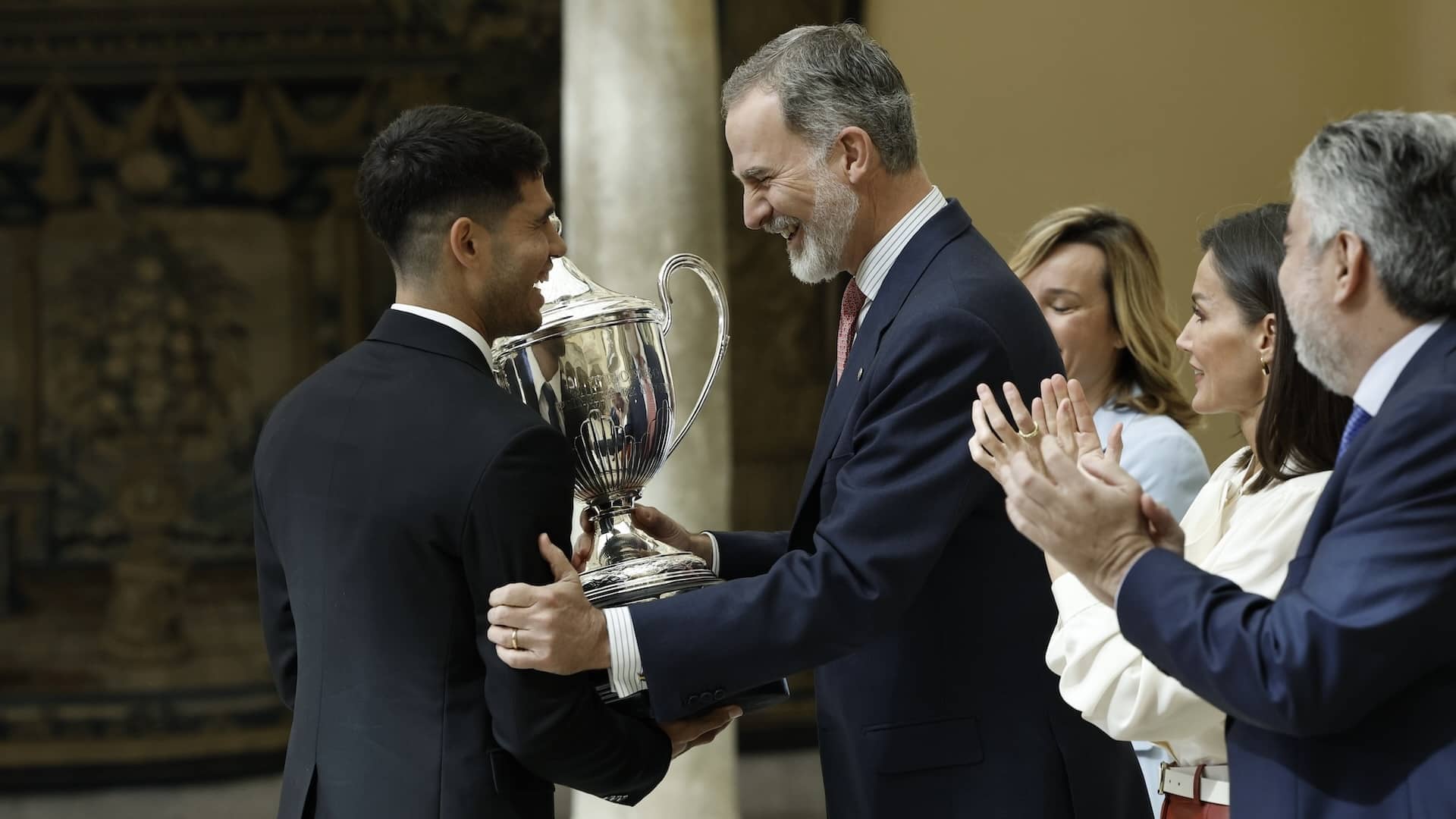 Carlos Alcaraz, tras recibir el galardón de manos del Rey Felipe VI.