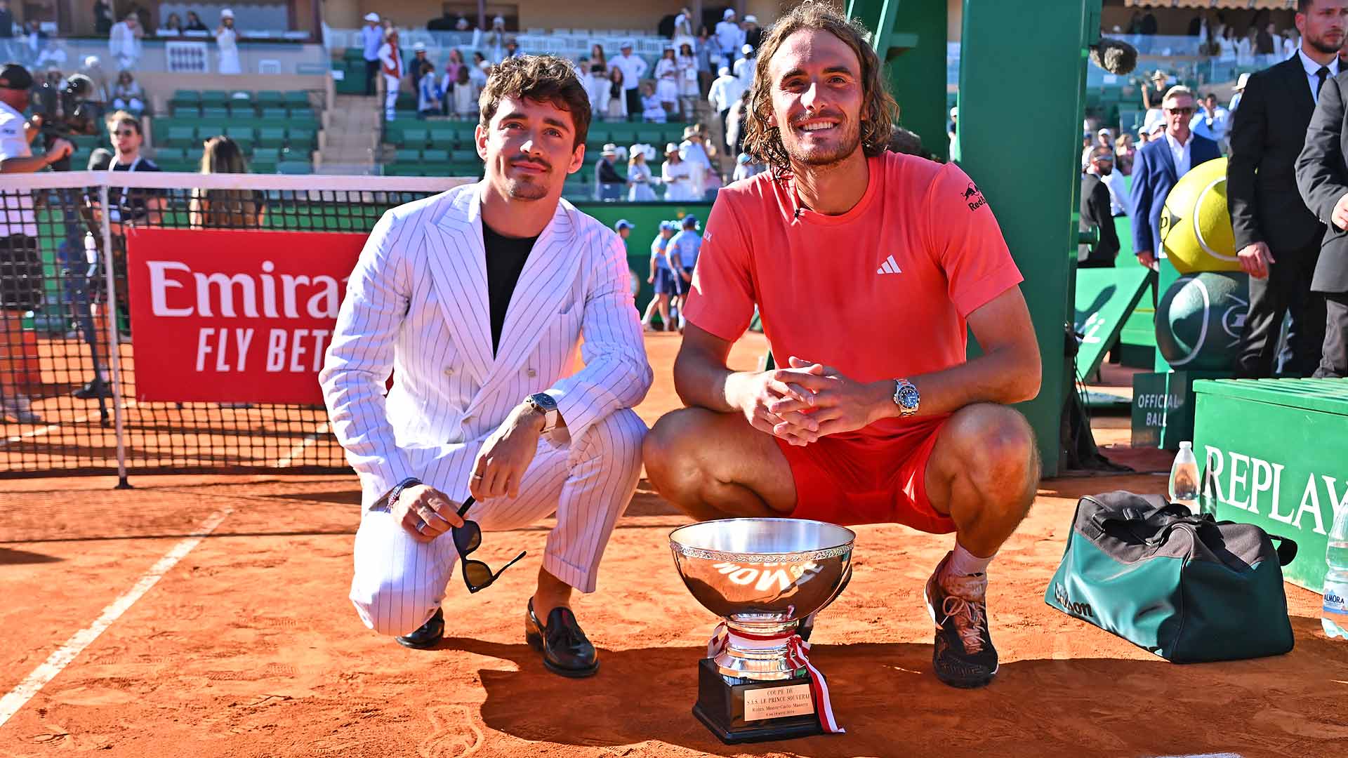 La estrella de la F1 Charles Leclerc y Stefanos Tsitsipas posan con el trofeo de Montecarlo del griego.