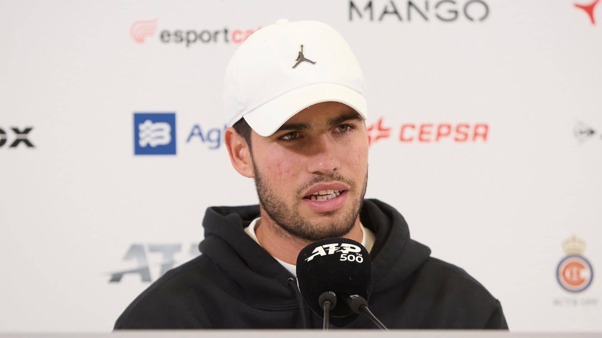 Carlos Alcaraz comparece ante la prensa en el Barcelona Open Banc Sabadell 2024.