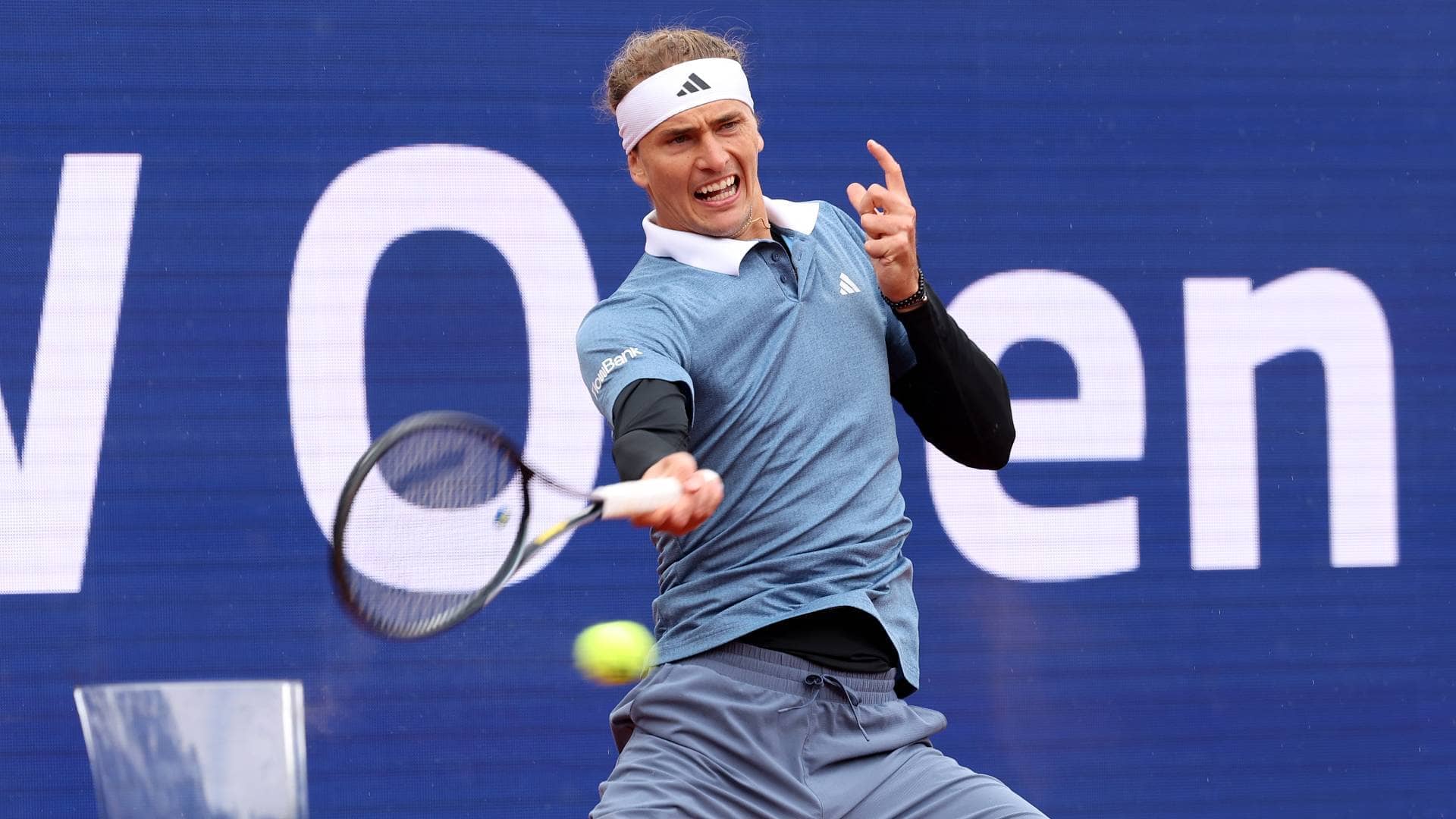 El favorito local Alexander Zverev avanzó en un miércoles lluvioso en Múnich.