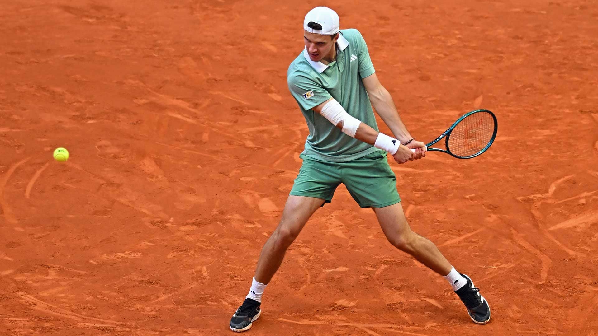 Jakub Mensik advances to the third round in his first clay-court event.
