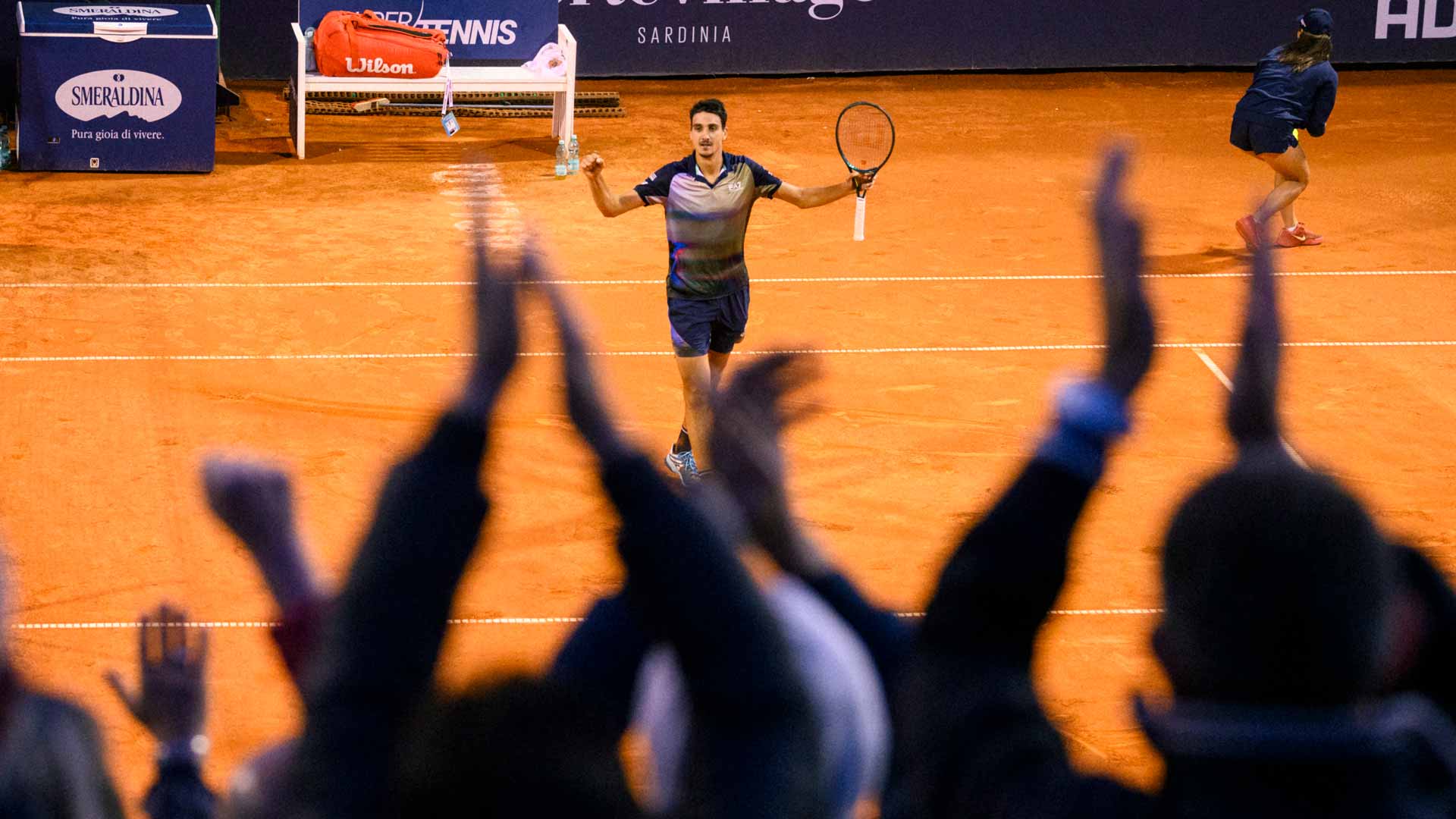 Lorenzo Sonego defeats Alex Michelsen at the Sardegna Open after two hours, 20 minutes.