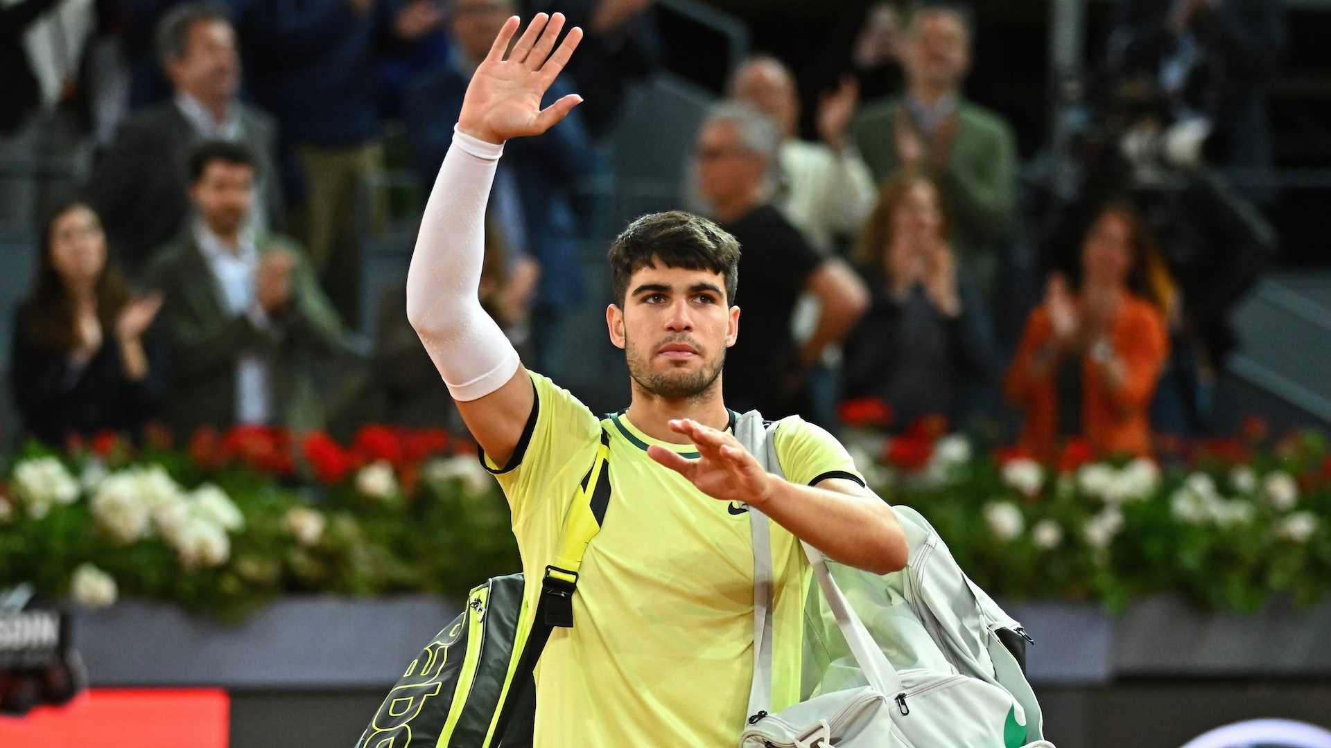 Carlos Alcaraz se despide de la afición en el Mutua Madrid Open 2024.