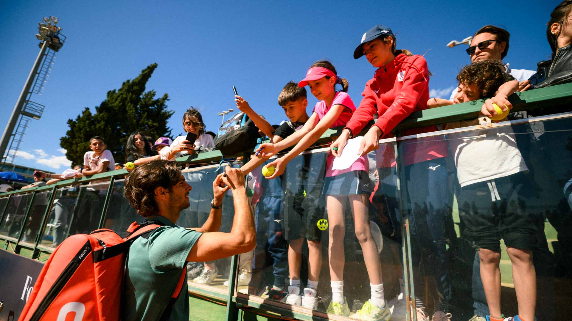 <a href='https://www.atptour.com/es/players/lorenzo-musetti/m0ej/overview'>Lorenzo Musetti</a> greets fans after his quarter-final win in Cagliari.