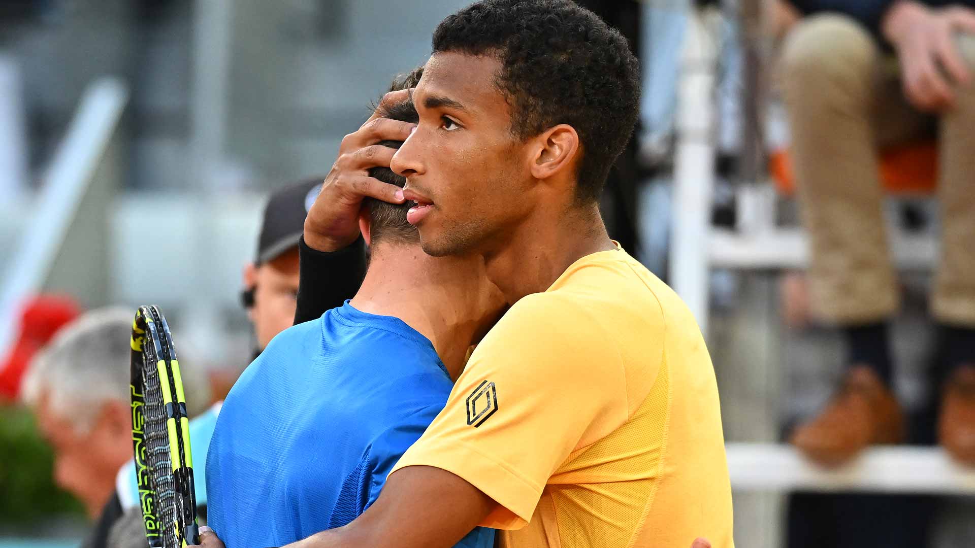 Felix Auger-Aliassime abraza a Jiri Lehecka en la red, el viernes en Madrid.
