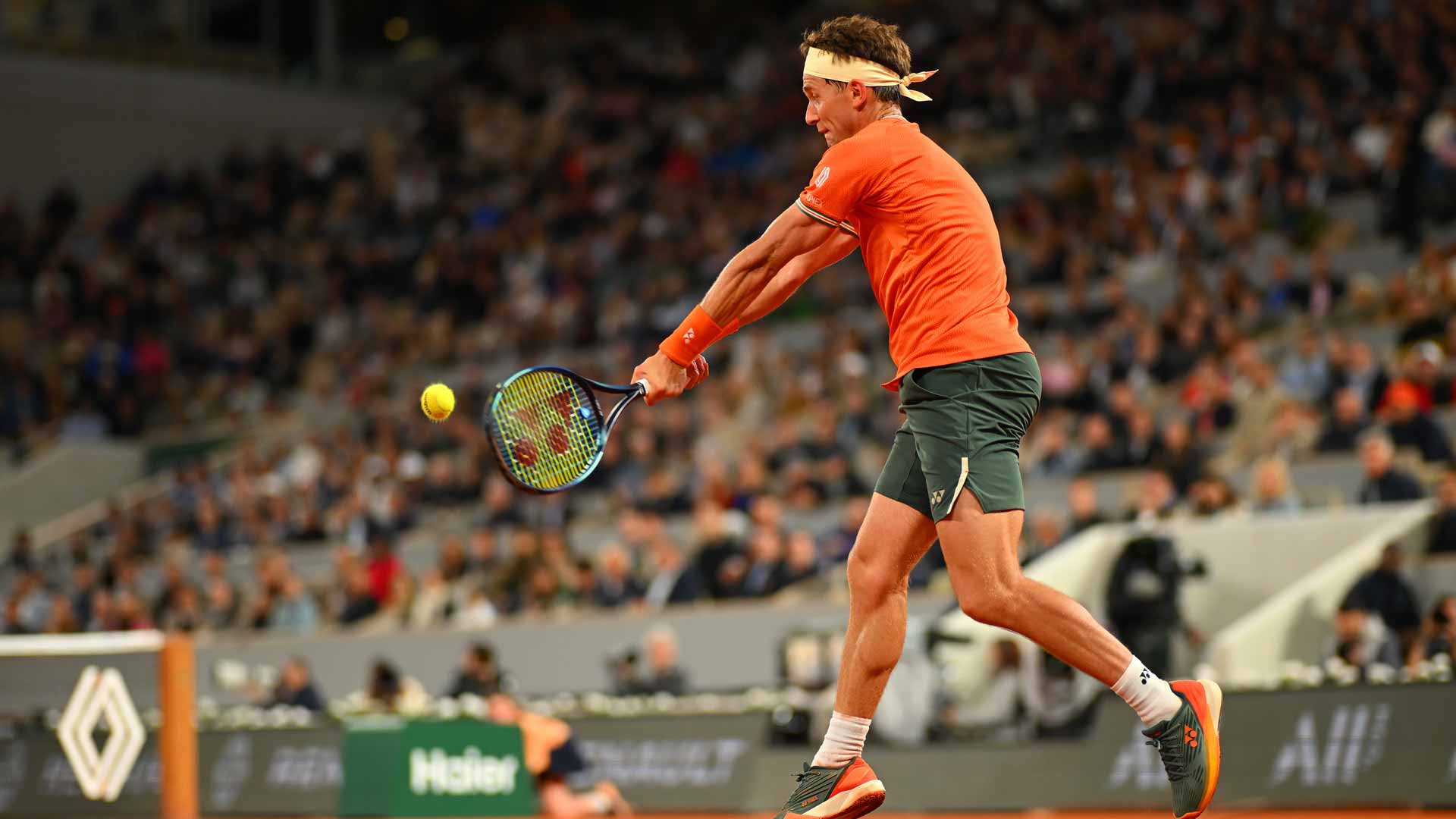 Casper Ruud defeats Felipe Meligeni Alves in the Roland Garros first round.