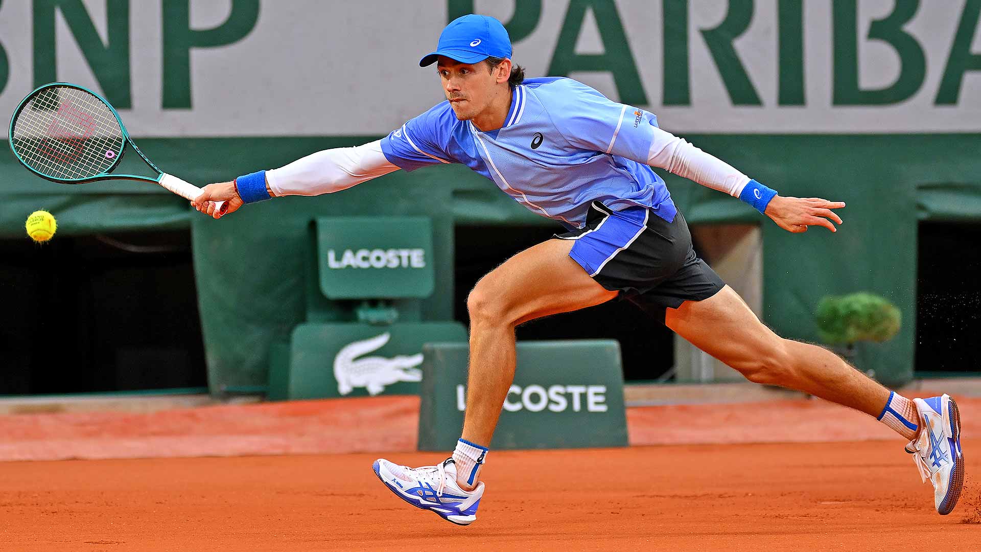 Alex de Minaur beats Alex Michelsen in straight sets on Tuesday to reach the second round at Roland Garros.